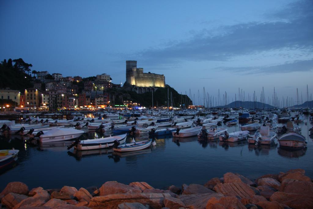 Affittacamere "In Piazzetta Da Vasco" Lerici Exterior photo