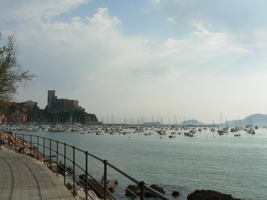 Affittacamere "In Piazzetta Da Vasco" Lerici Exterior photo